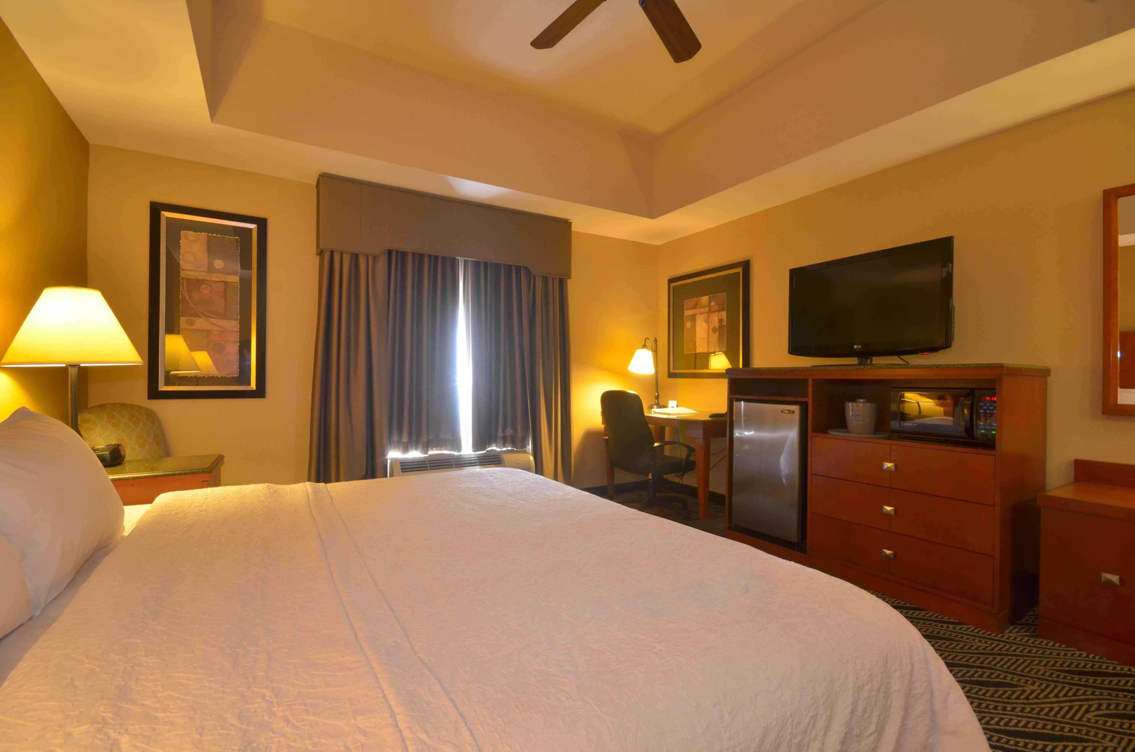 Hampton Inn Брайант Экстерьер фото